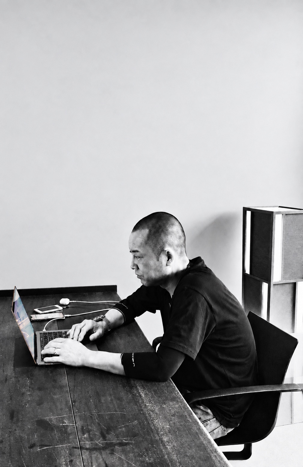 テーブルでMacを操作する小林